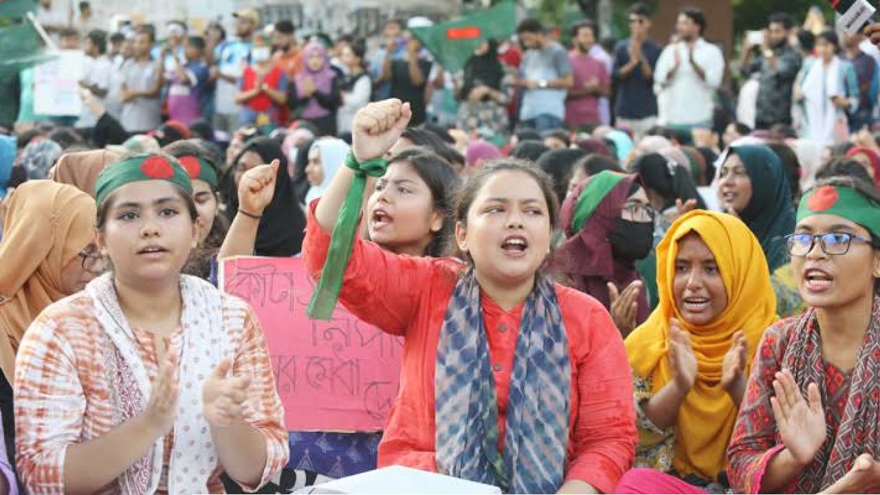 স্কুলছাত্রীকে লাথি মারার ভিডিও ভাইরাল, ভুক্তভোগীকেই টিসি দেওয়ার অভিযোগ
