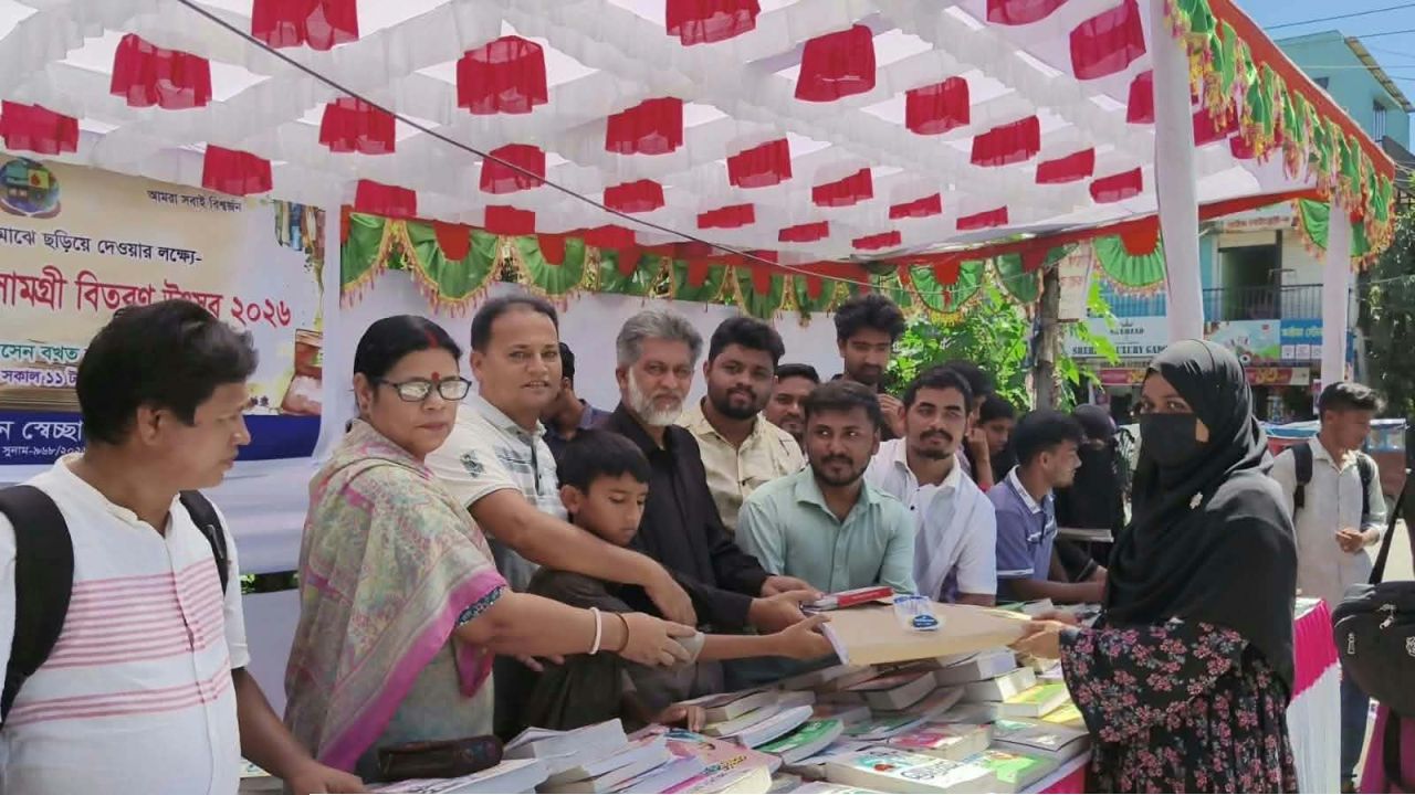 সুনামগঞ্জে বিনামূল্যে শিক্ষার্থীদের বই বিতরণ