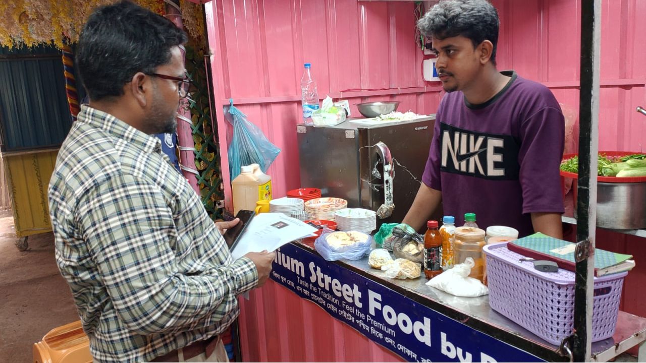 কুমিল্লায় ‘৯৯ টাকায় আনলিমিটেড ফুচকা’র নামে প্রতারণা