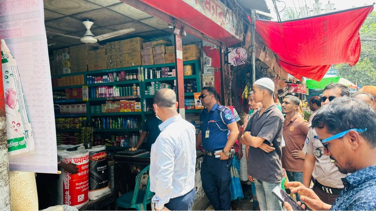 দেবীদ্বারে বাজার মনিটরিং ও মোবাইল কোর্টের অভিযান