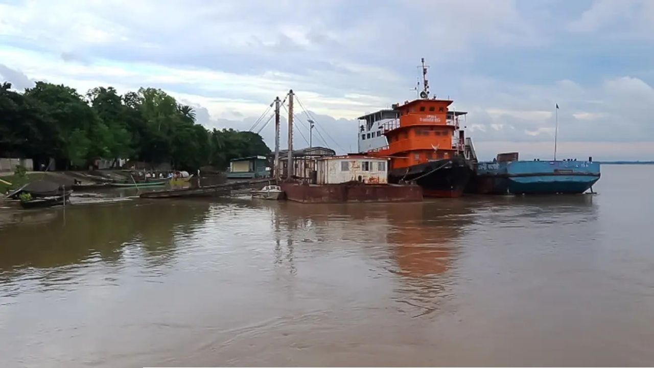 স্রোতের বাহানায় বারবার বন্ধ নাজিরগঞ্জ-ধাওয়াপাড়া ফেরি, চরম দুর্ভোগে দুই জেলার লাখো মানুষ