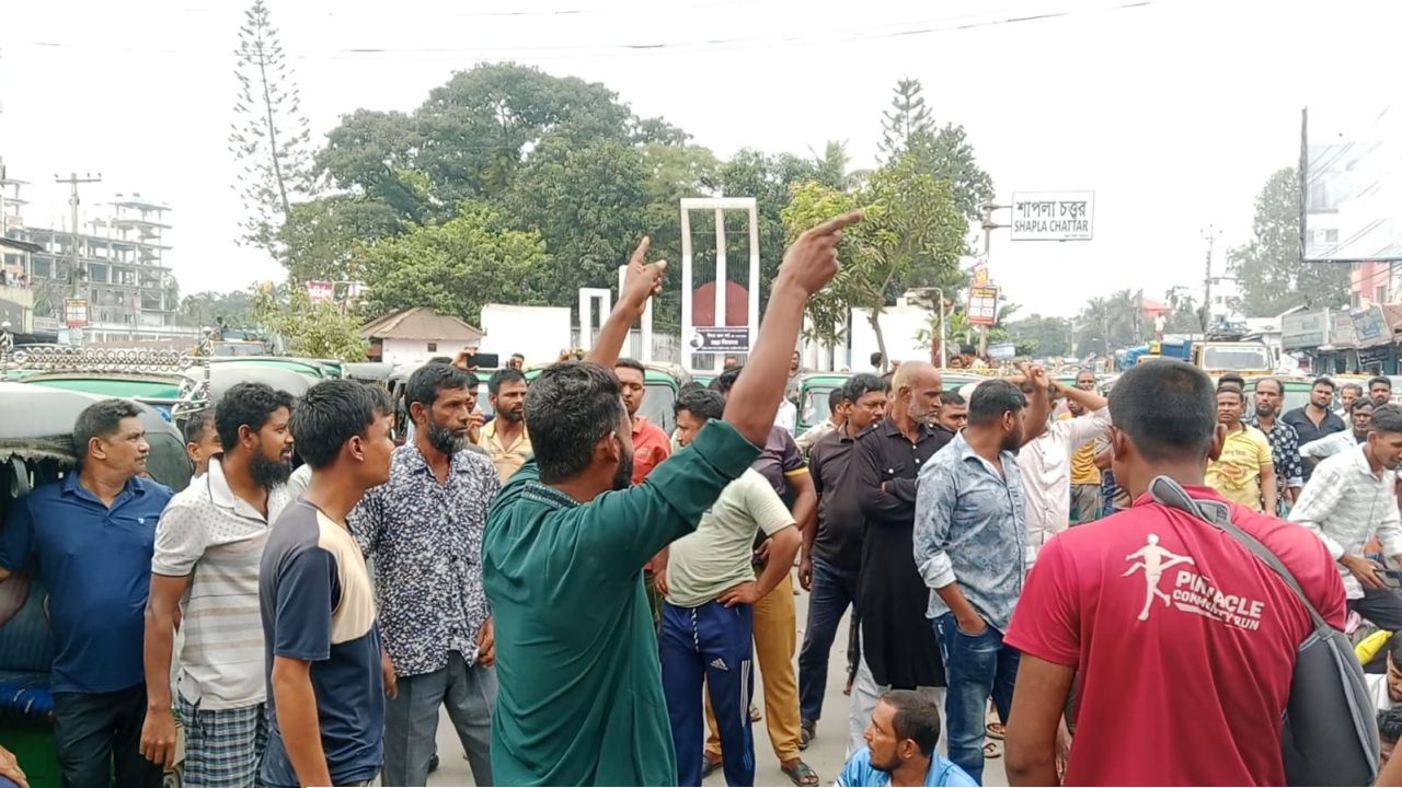 কুড়িগ্রামের সব সড়কে  সিএনজি চলাচলের অনুমতির দাবিতে চালকদের সড়ক অবরোধ