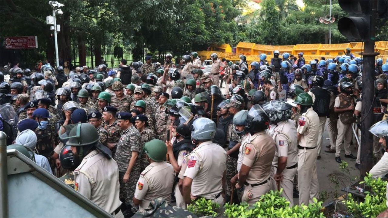 ‘দিল্লি চলো’ কর্মসূচি ঘিরে নিরাপত্তায় ২৩ হাজার সেনা: কার্যত দুর্গে পরিণত রাজধানী