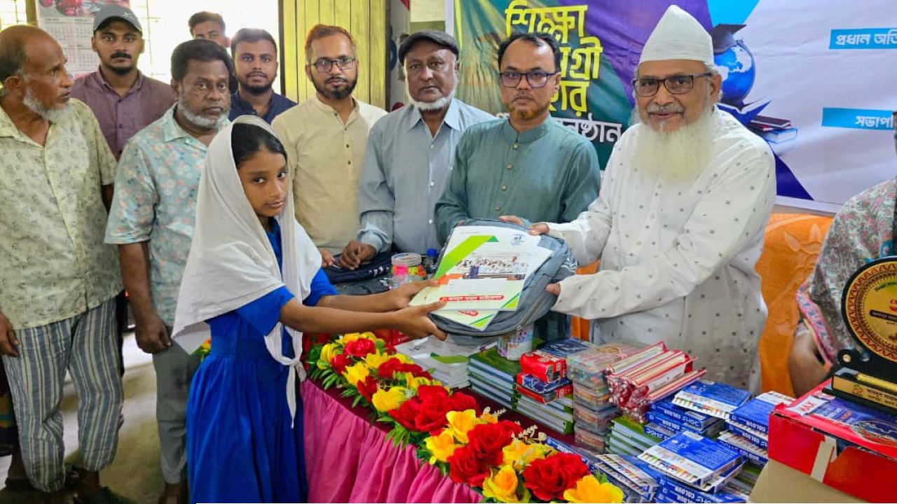 আবদুস সামাদ ফাউন্ডেশন শিক্ষা সামগ্রী বিতরণ করেন