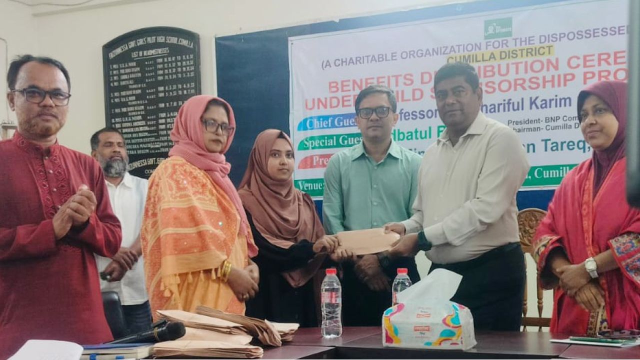 কুমিল্লায় দি অপটিমিষ্টস এর ব্যবস্থাপনায় মেধাবী শিক্ষার্থীদের মাঝে বৃত্তি প্রদান