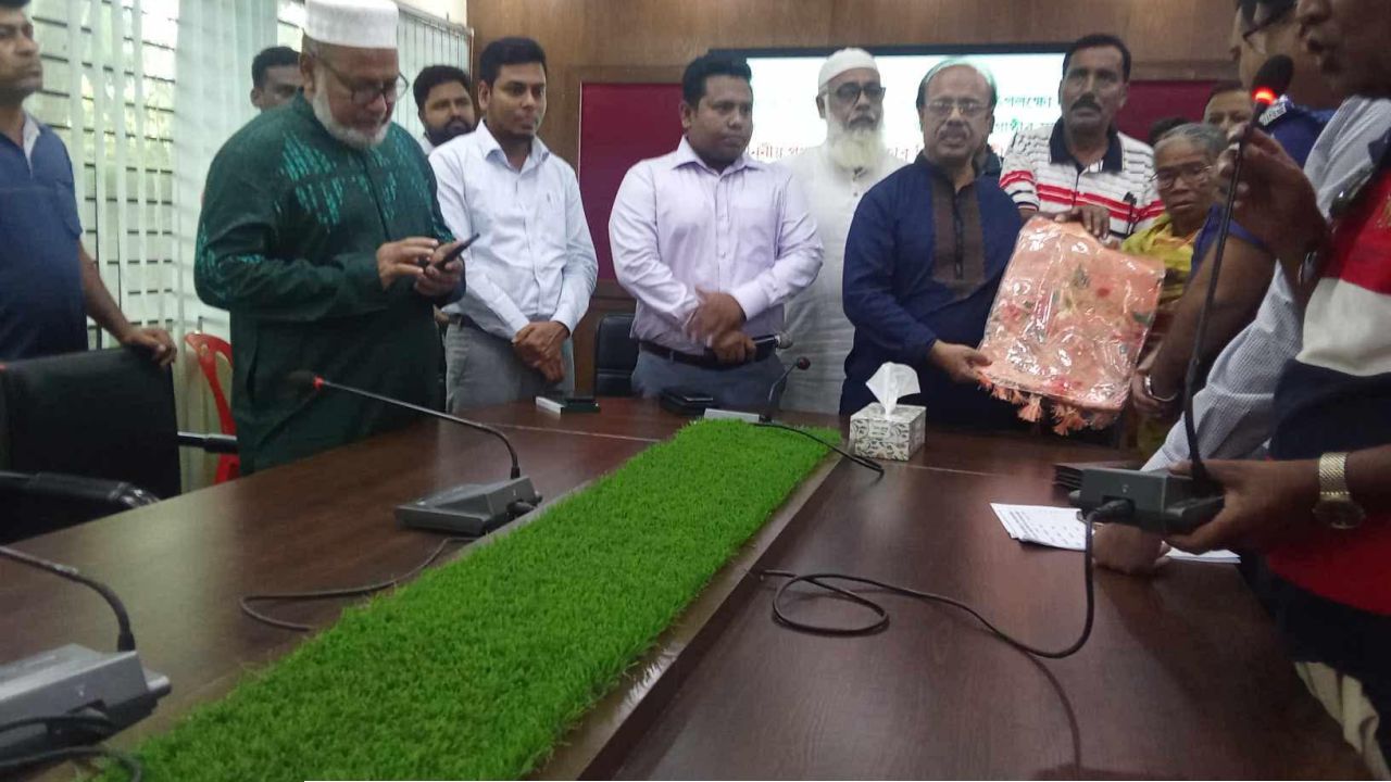 আত্রাইয়ে দুর্গাপূজা উপলক্ষে দুস্থ সনাতন ধর্মাবলম্বীদের মাঝে শাড়ি বিতরণ