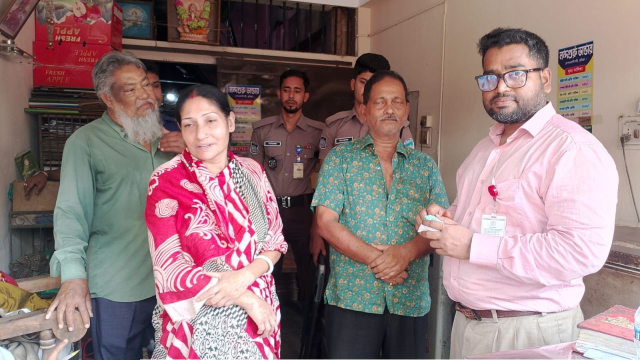 কুমিল্লায় রঙের গোটা দিয়ে দধি তৈরি ও অতিরিক্ত দামে ফল বিক্রি: ৪ প্রতিষ্ঠানকে ২৯ হাজার টাকা জরিমানা